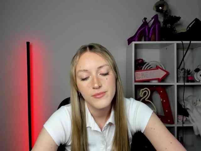 EvelynBlond26 webcam