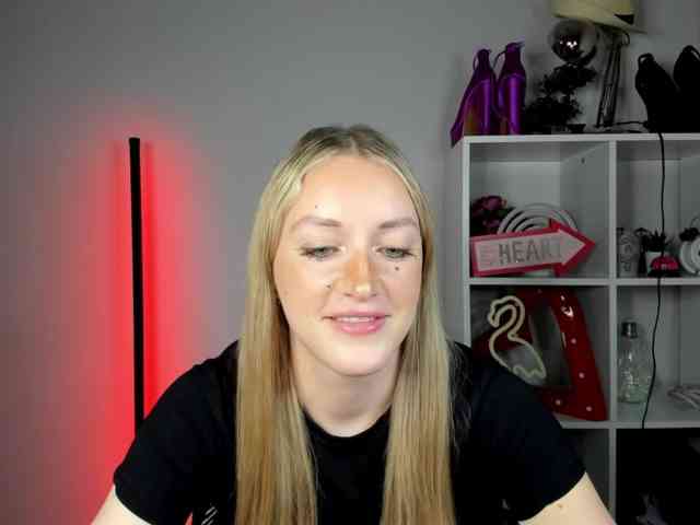 EvelynBlond26 webcam