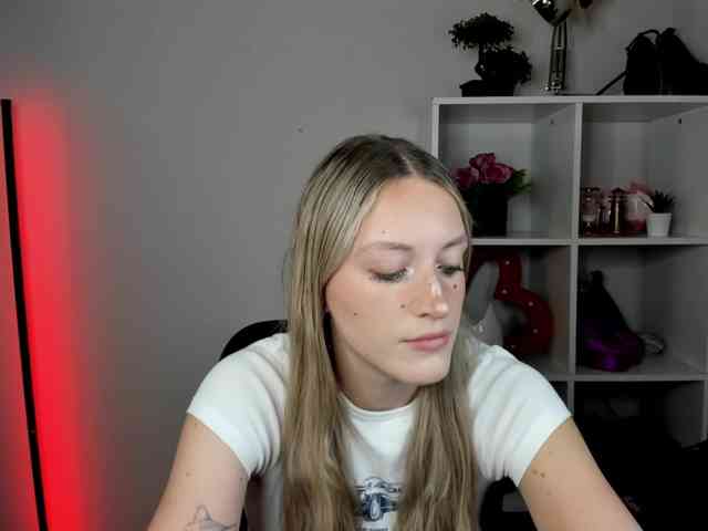 EvelynBlond26 webcam