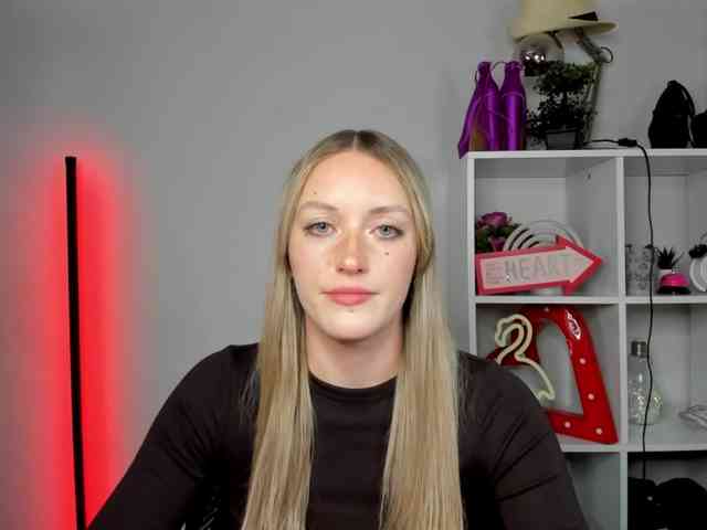 EvelynBlond26 webcam