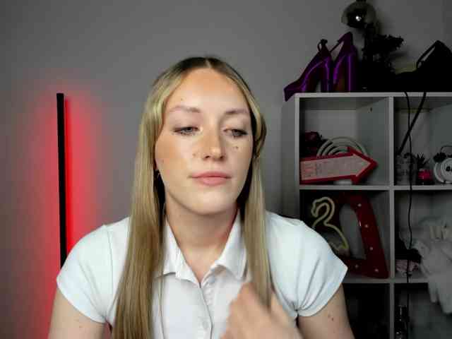 EvelynBlond26 webcam