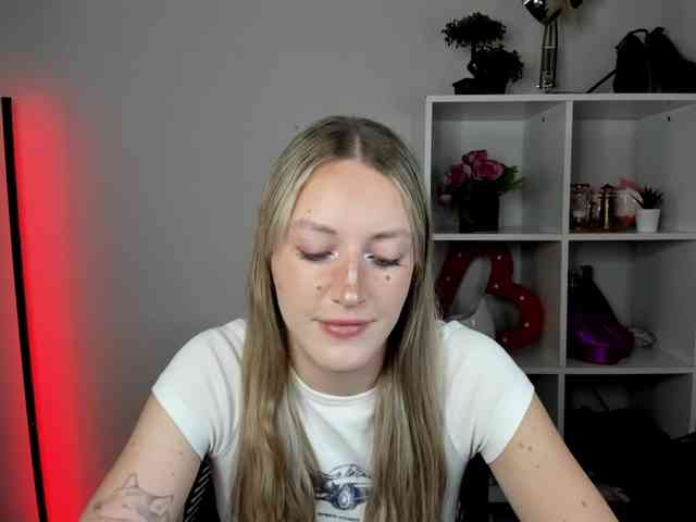 EvelynBlond26 webcam