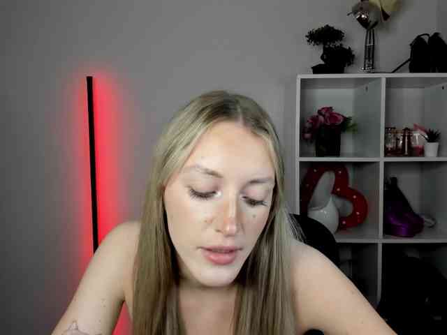 EvelynBlond26 webcam