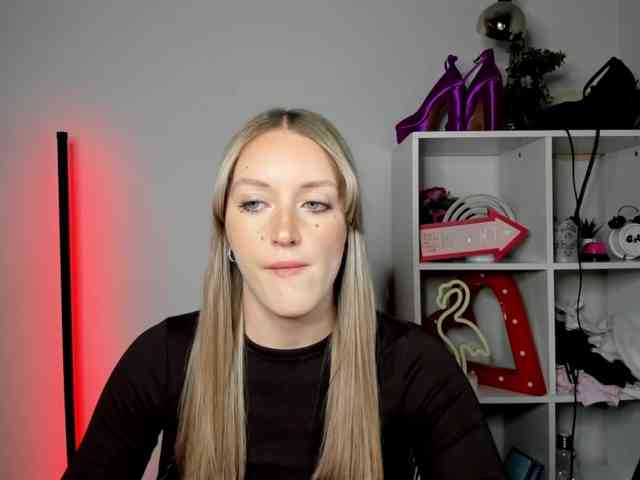EvelynBlond26 webcam
