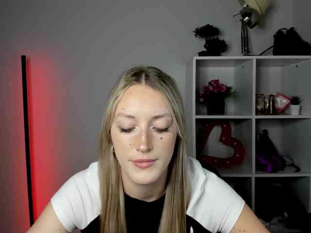 EvelynBlond26 webcam