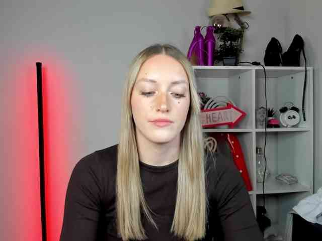 EvelynBlond26 webcam