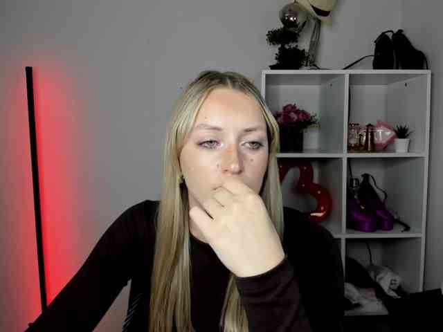 EvelynBlond26 webcam