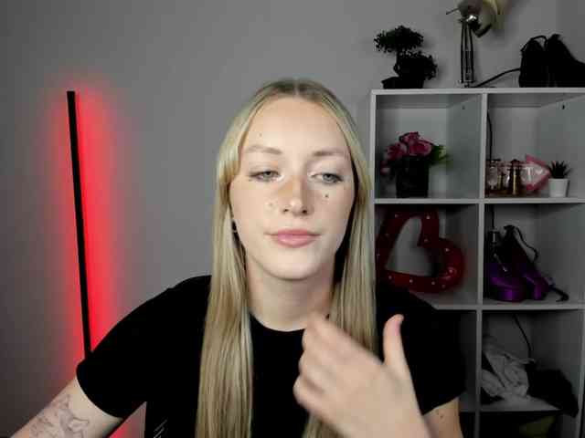 EvelynBlond26 webcam