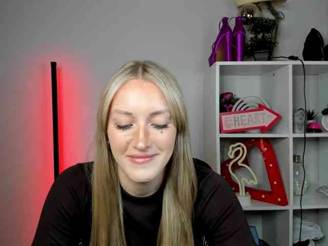 Model: EvelynBlond26