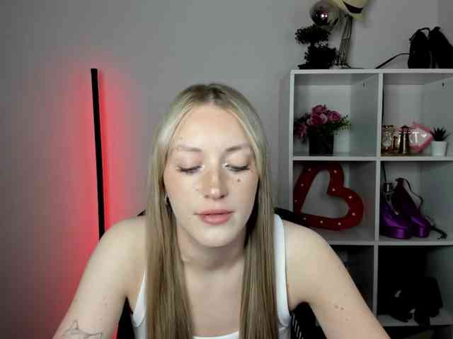 Model: EvelynBlond26