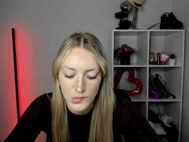 Model: EvelynBlond26