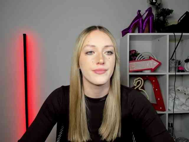 EvelynBlond26 webcam