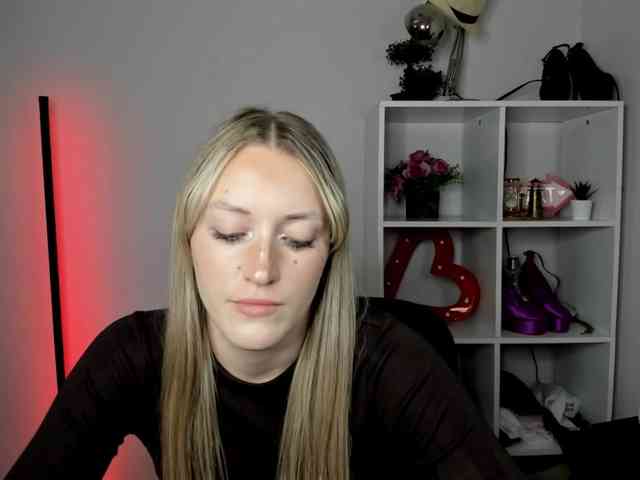 EvelynBlond26 webcam