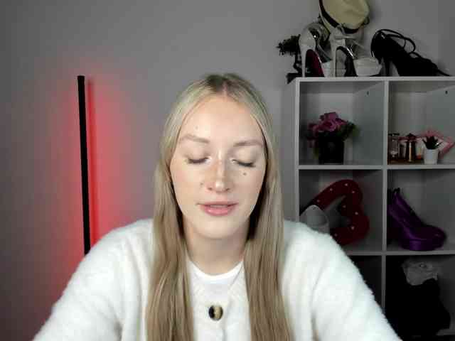EvelynBlond26