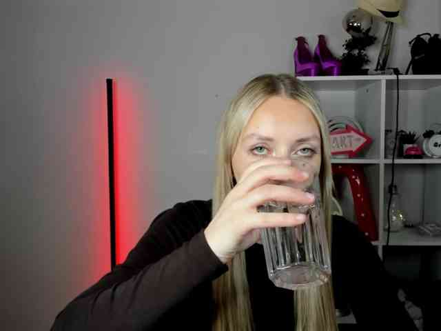 EvelynBlond26