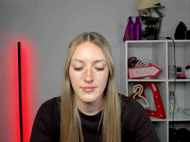 EvelynBlond26 webcam