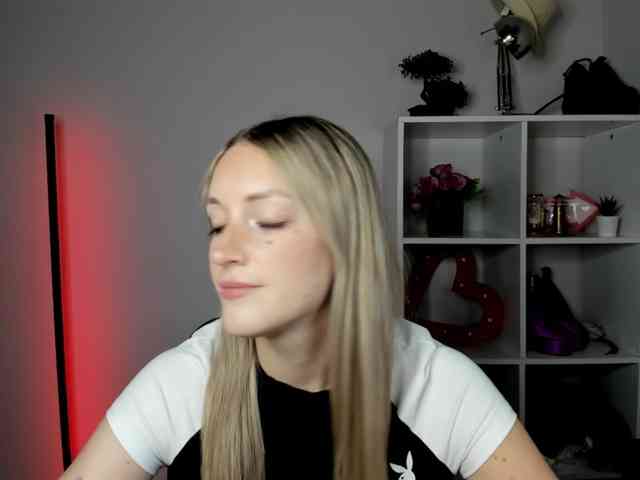 EvelynBlond26 webcam