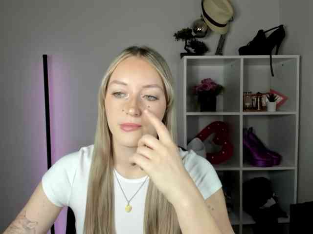 Model: EvelynBlond26