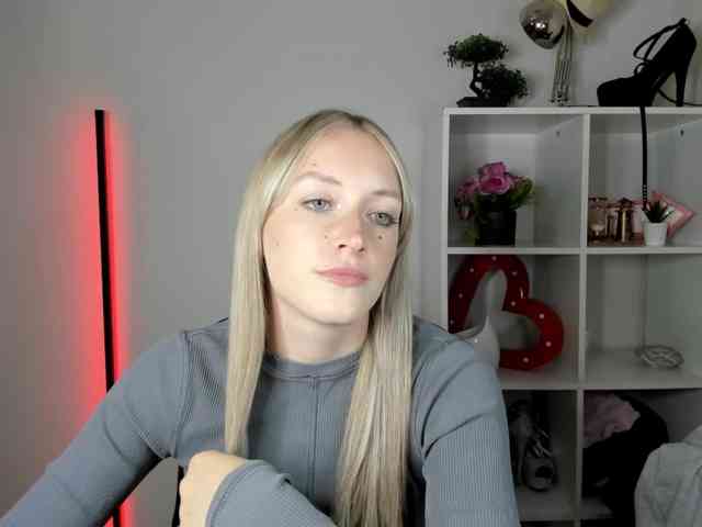 EvelynBlond26 webcam