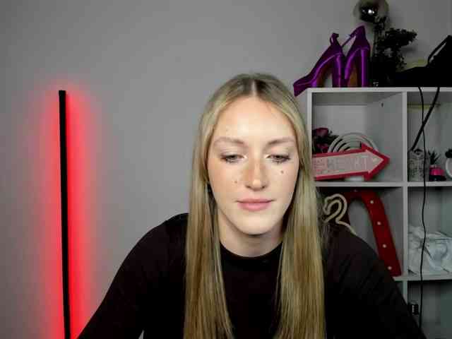 EvelynBlond26 webcam