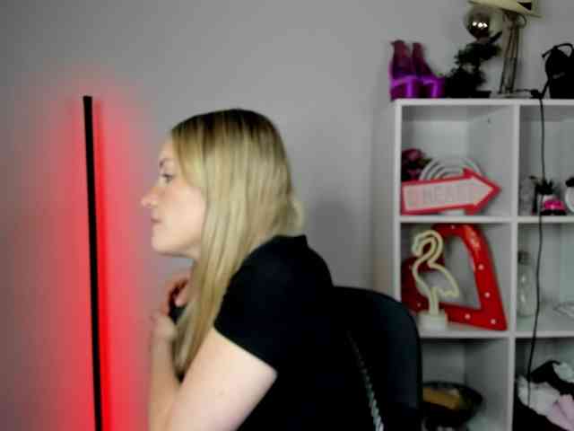 EvelynBlond26 webcam