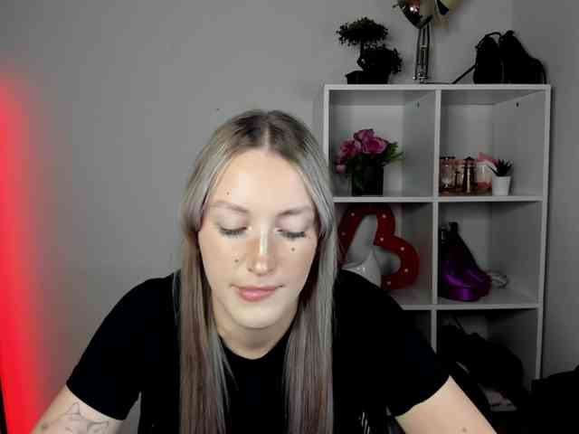 EvelynBlond26 webcam