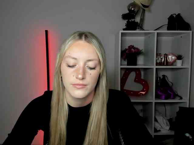 EvelynBlond26 webcam