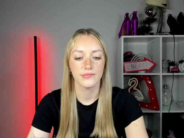 EvelynBlond26 webcam