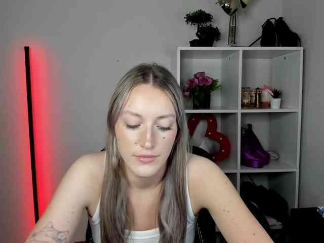 EvelynBlond26 webcam