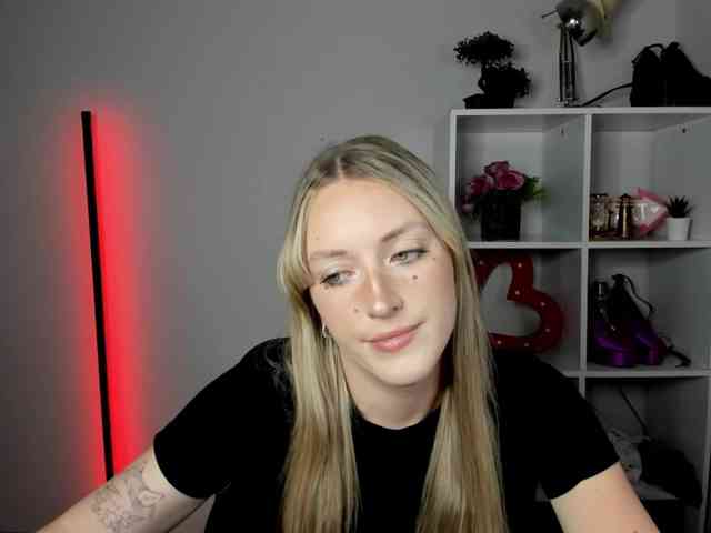EvelynBlond26 webcam