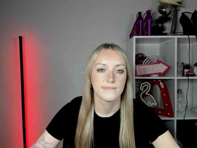 EvelynBlond26 webcam
