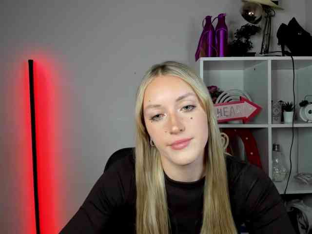 EvelynBlond26 webcam