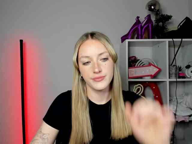 EvelynBlond26 webcam