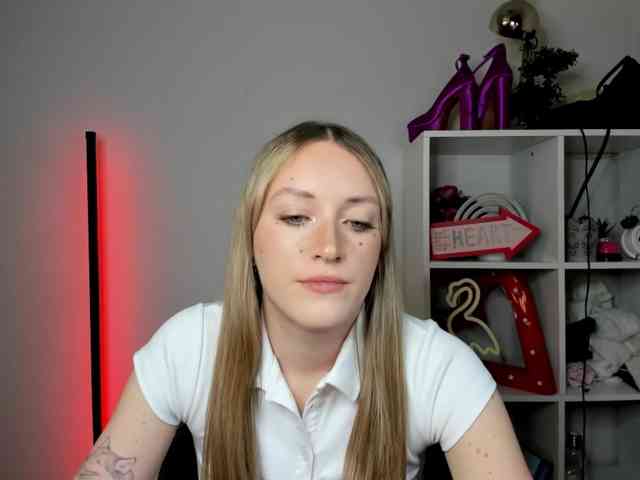 EvelynBlond26 webcam