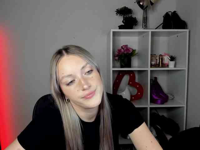 EvelynBlond26 webcam