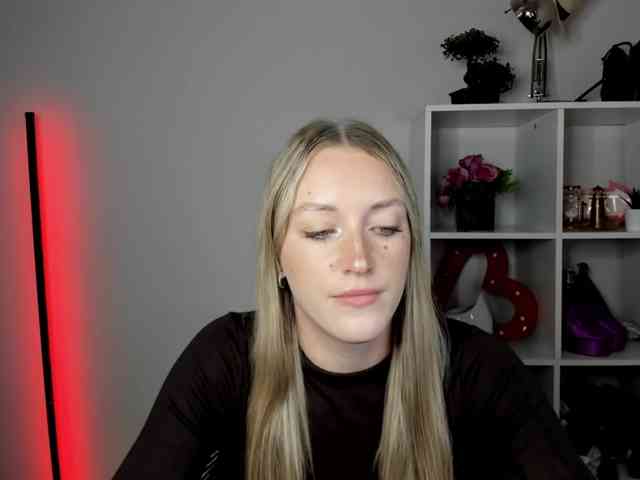 Model: EvelynBlond26