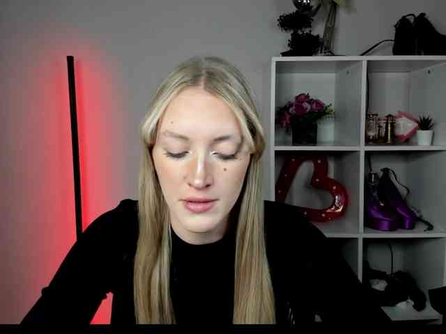 Model: EvelynBlond26