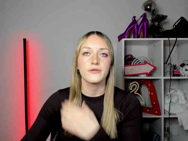 EvelynBlond26 webcam