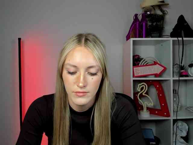 EvelynBlond26 webcam