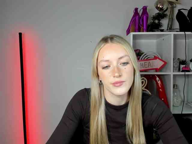 EvelynBlond26 webcam