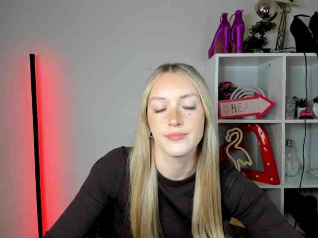 Model: EvelynBlond26