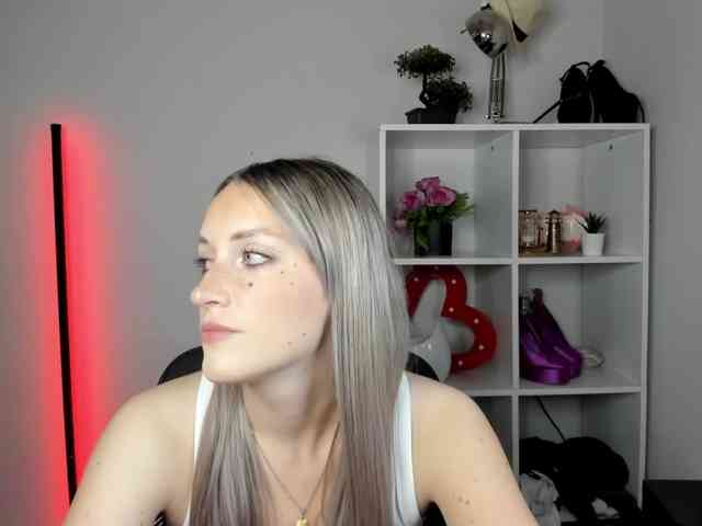 Model: EvelynBlond26
