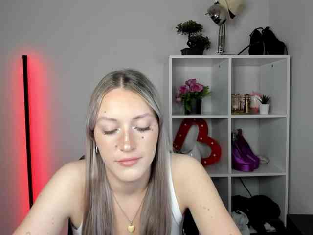 Model: EvelynBlond26