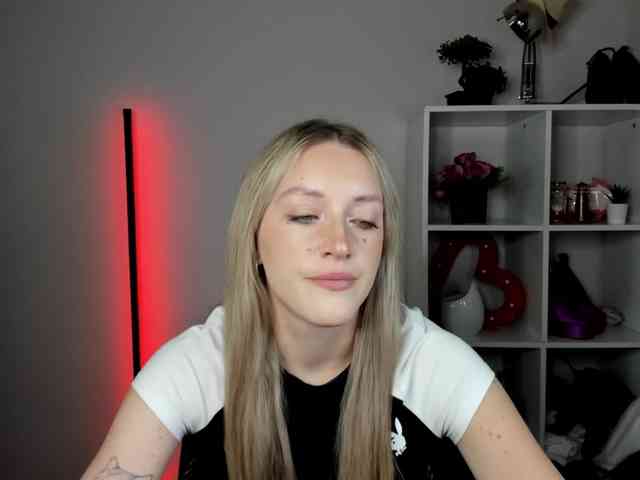 EvelynBlond26 webcam
