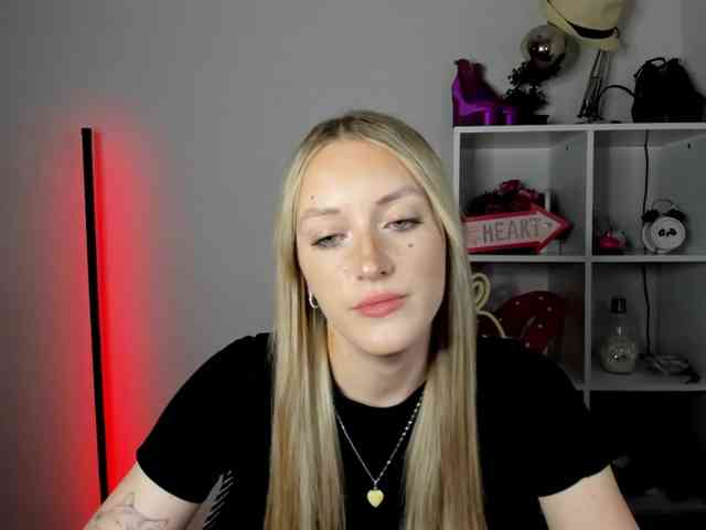 EvelynBlond26 webcam