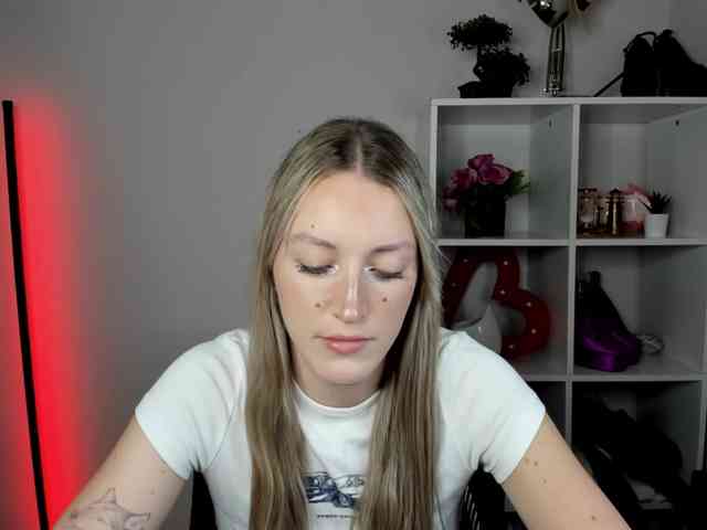EvelynBlond26 webcam