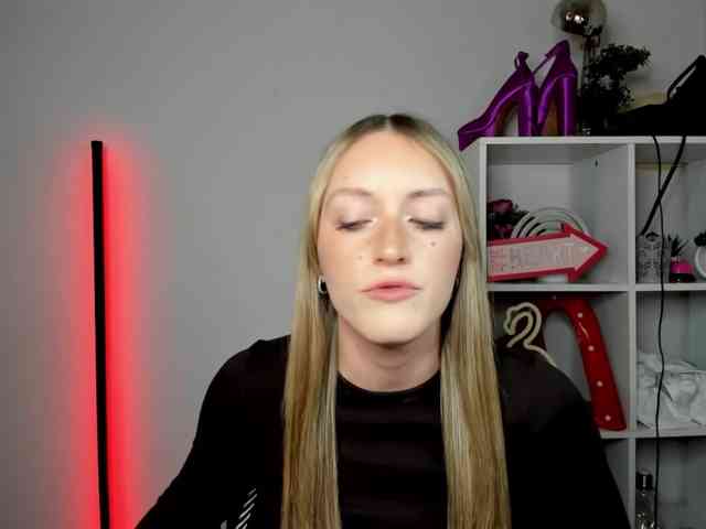 EvelynBlond26 webcam
