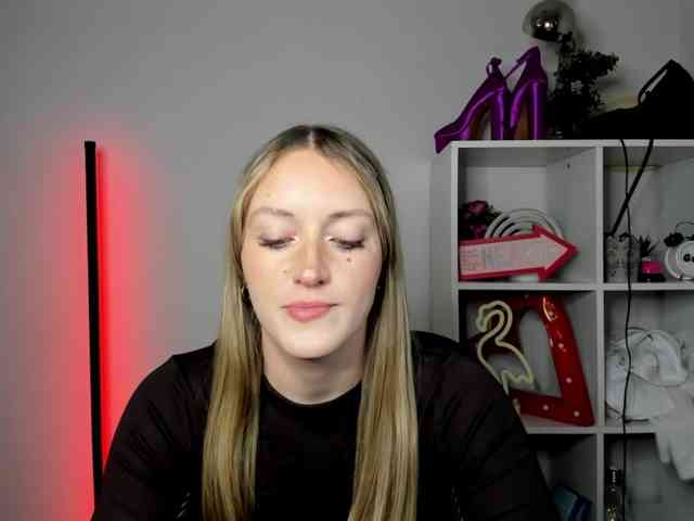 EvelynBlond26 webcam