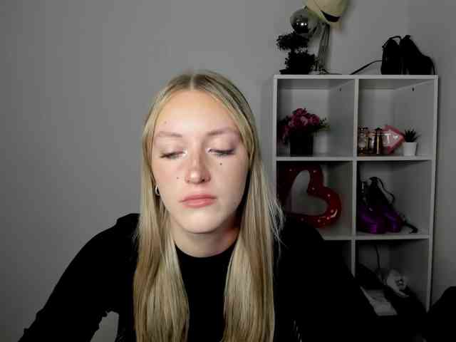 EvelynBlond26 webcam