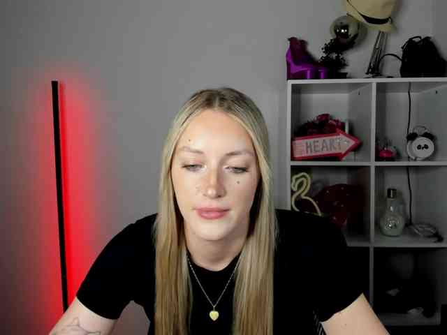 EvelynBlond26 webcam